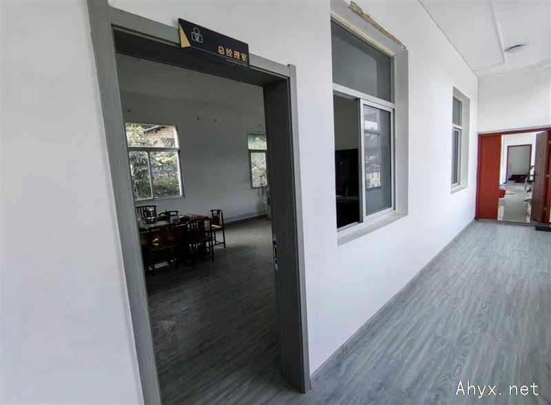 出租:独栋两层12室房屋。交通便利，环境好，大停车场。