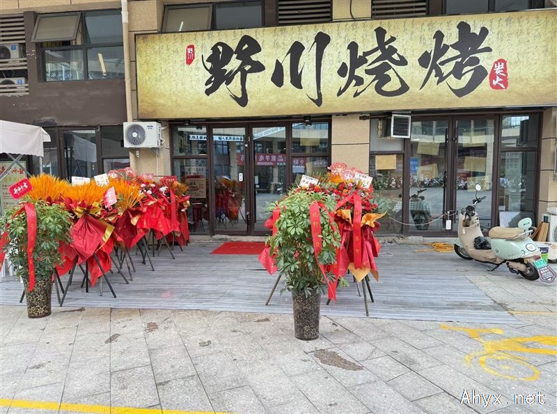 招聘服务员一名